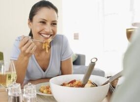 Дзяўчына есць